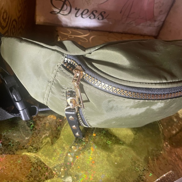 Green Nylon Crossbody Belt Bag Sports Bag Fanny Pack Gold Metal Zipper Accents - Picture 6 of 13